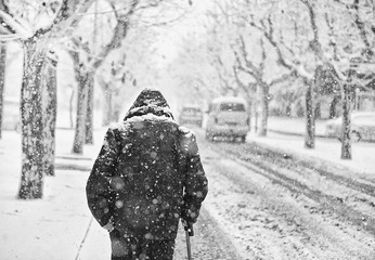 03 大连理工大学 背影.满天飞雪,一个老人,杵着拐杖,行走在雪天.