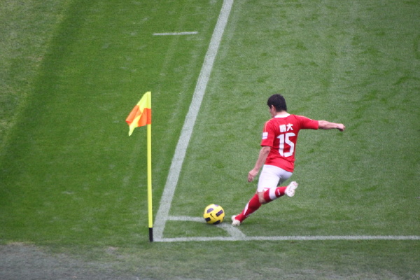 孔卡开出角球