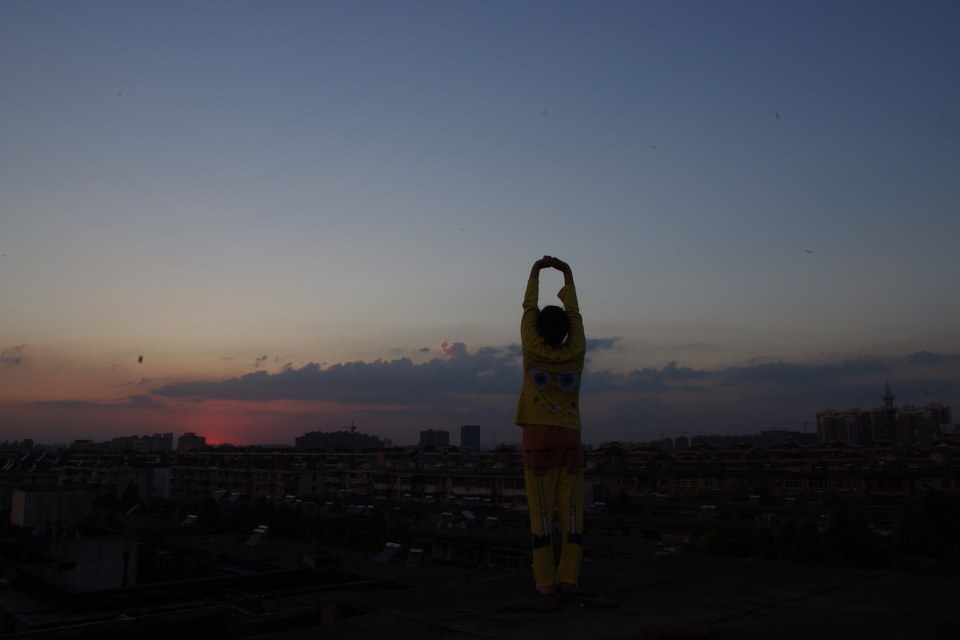 我是白痴 - 2b青年欢乐多 - 洪小漩