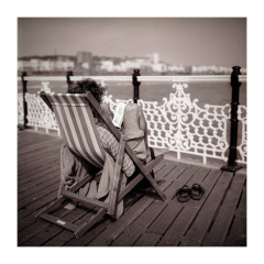 Brighton Pier上的读书人