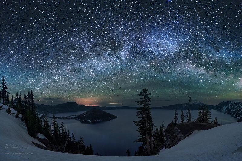 星空下的火山湖