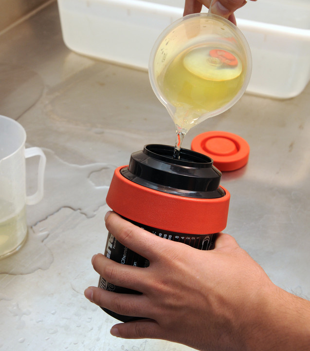 塑料显影罐显影流程2-倒入显影液 - 塑料罐冲卷