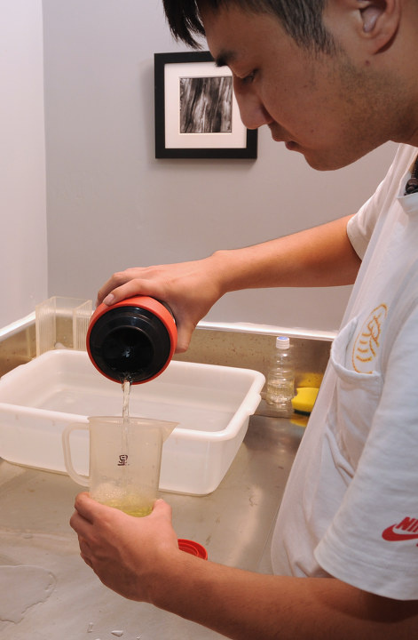 塑料显影罐显影流程6-显影时间到后,倒出显影