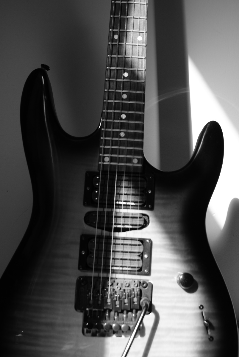 索尼 A300 黑白 吉他 - 黑衫老幺