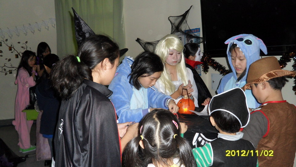 平和双语学校国际部的万圣节活动 - 智慧教育的