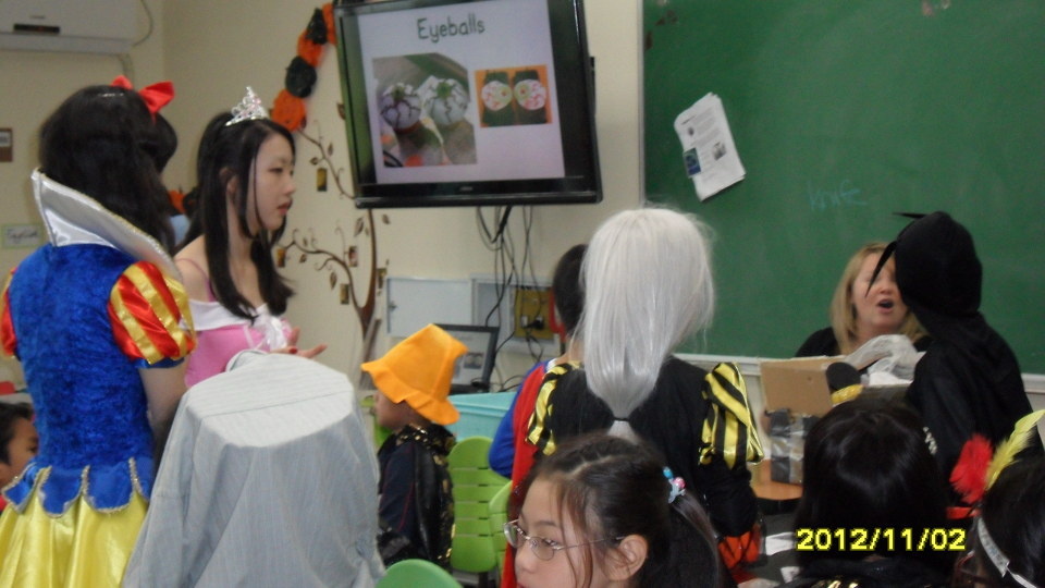 平和双语学校国际部的万圣节活动 - 智慧教育的