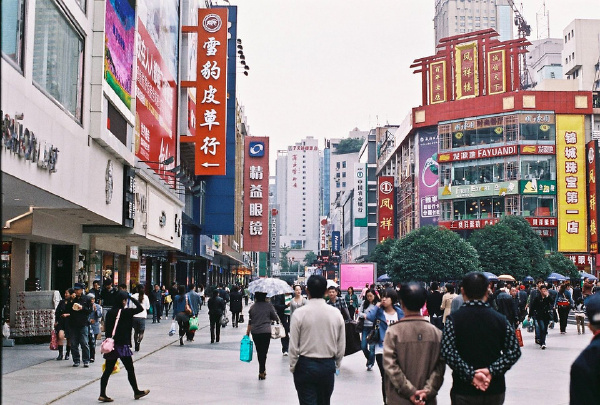 去年到成都办事时捏的，到春熙路闲逛时捏的 PENTAX Super program + SMC PENTAX A50mm F1.4 + Fuji Superia 200