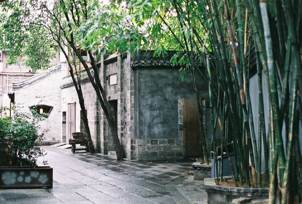 去年到成都办事时，到锦里溜达捏的  PENTAX Super program + SMC PENTAX A50mm F1.4 + Fuji Superia 200 (2)