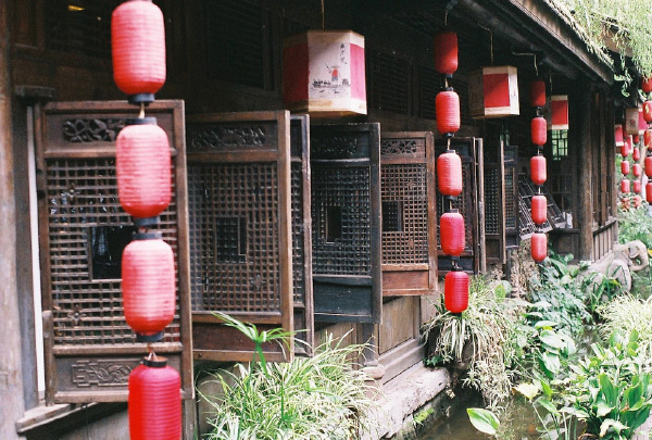 去年到成都办事时，到锦里溜达捏的  PENTAX Super program + SMC PENTAX A50mm F1.4 + Fuji Superia 200