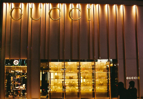 忘了是哪天，到北城天街闲逛时捏的  PENTAX Super program + SMC PENTAX A50mm F1.4 + Fuji Superia 200