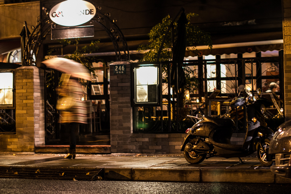 冬日的一个雨夜,雨丝很细很细,以至于落在身上