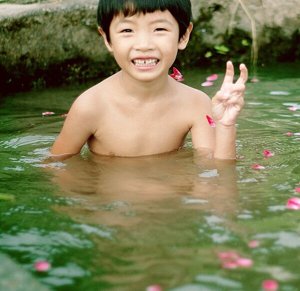 老挝小孩戏水,   云南小孩戏水,   坝美小孩戏水