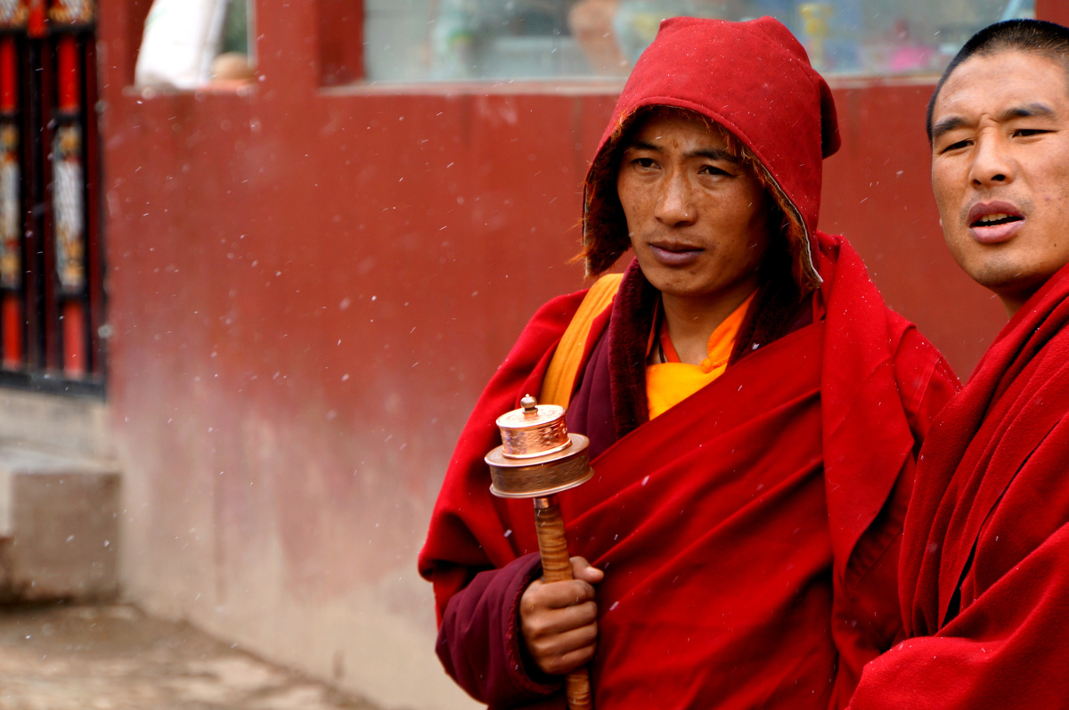 戒律严格 虔诚纯净--镜头中的色达五明佛学院