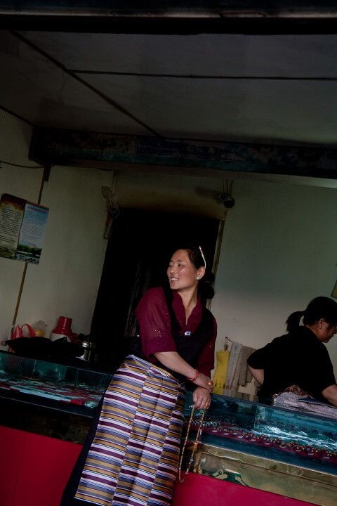 拉萨街拍-准备买首饰的妇女