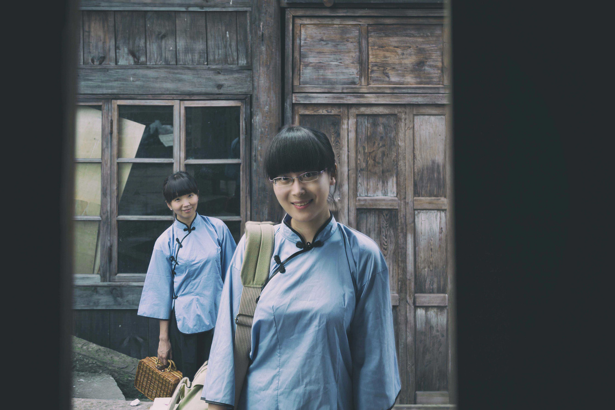 李树下的红犀牛