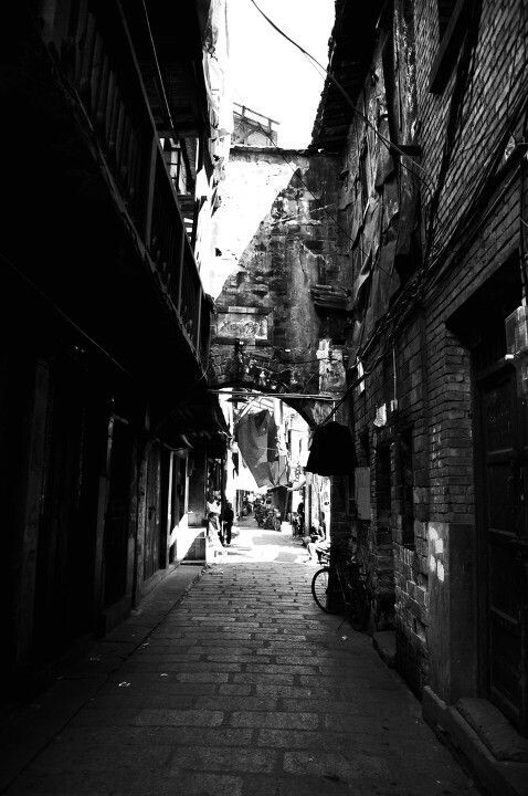 老街这些青石板的街道,好像是从古老照片中走下来.