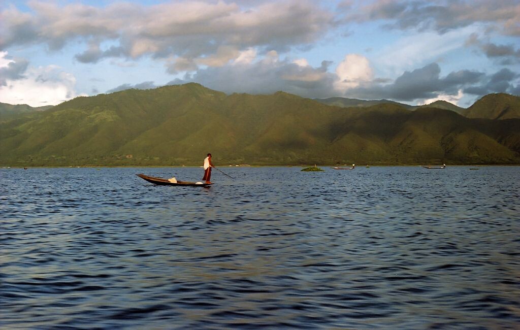 05kodak200012 一人独立扁舟,融入风雨飘摇,不倒