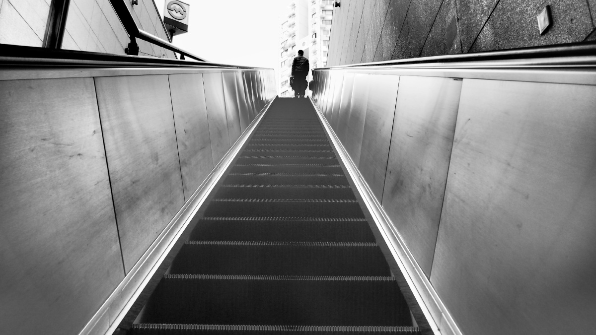 年前人群逐渐稀疏,节奏逐渐缓慢 - 黑白, 人文,