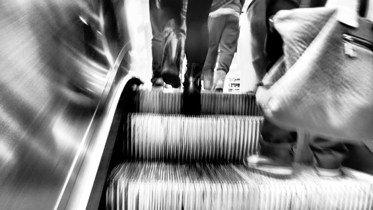 年前人群逐渐稀疏,节奏逐渐缓慢 - 黑白, 人文,