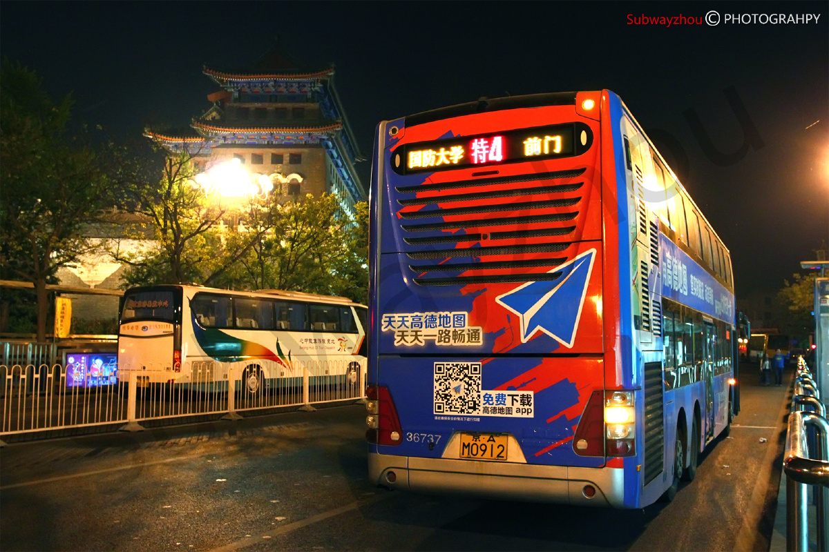 特4路豪华双层巴士停靠在正阳门下,古老与现代