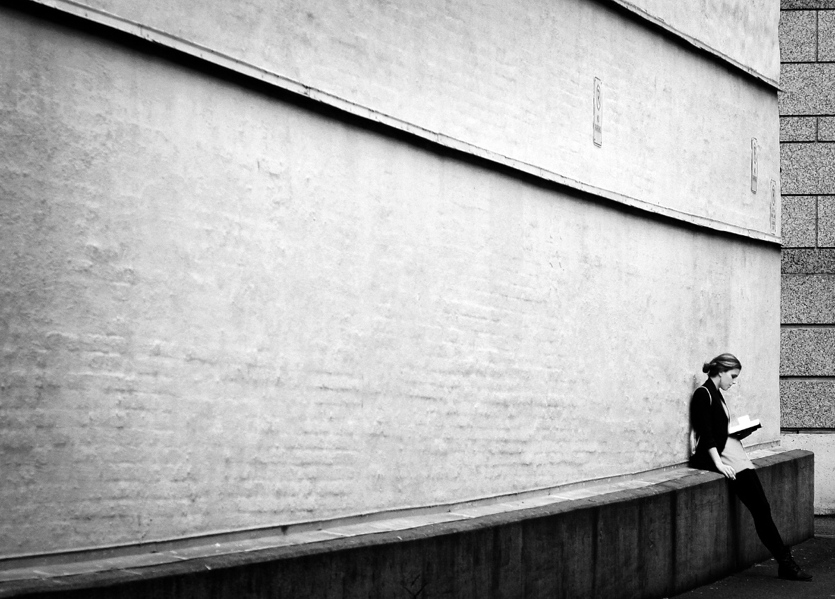 <em>街角 - 女孩</em>, 读书, 街头巷尾, 温哥华, 黑白, 街头