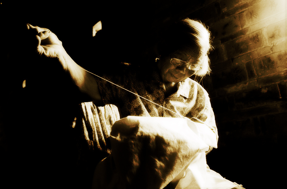 慈母手中线,游子身上衣.临行密密缝,,意恐迟迟归.谁言寸草心,报得三春晖英文翻译