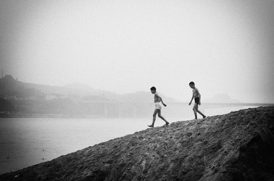 奔·走 - 儿童, 扫地小僧, 人文, 尼康, 35mm, 乐山, NIKON, 五通桥, 孩子, 夏天, 黑白 - 看着你们慢慢的长大 - 扫地小僧 - 图虫热点 - 图虫摄影网