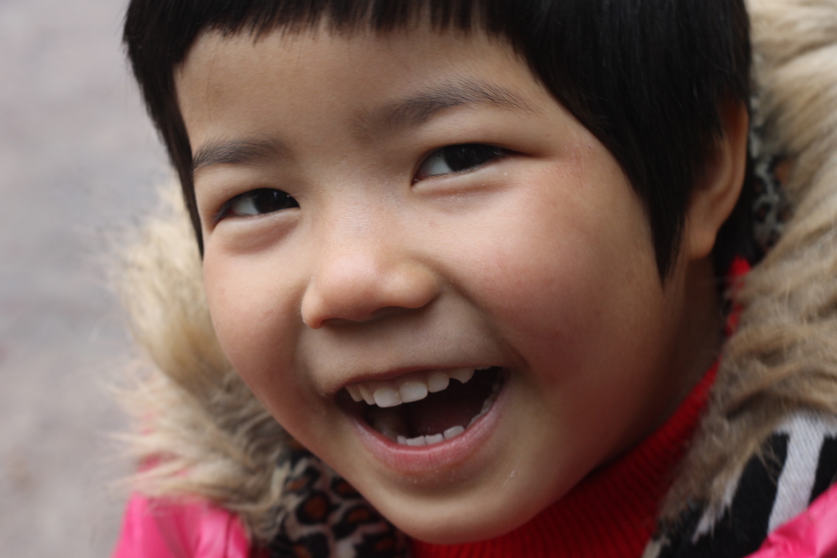 笑一个一个可爱的小女孩 笑容灿烂无法阻挡