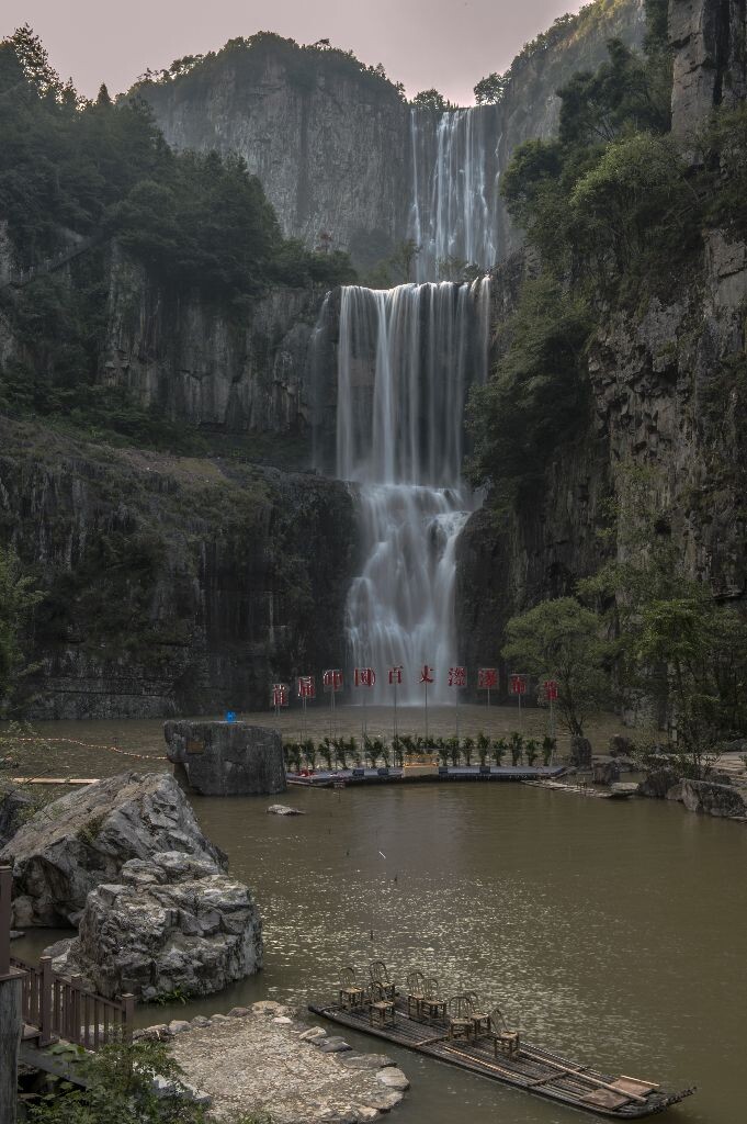 除百丈飞瀑处,还有二漈奇瀑,三漈瀑和峡谷景廊,朱阳九峰,铜峡山峡的