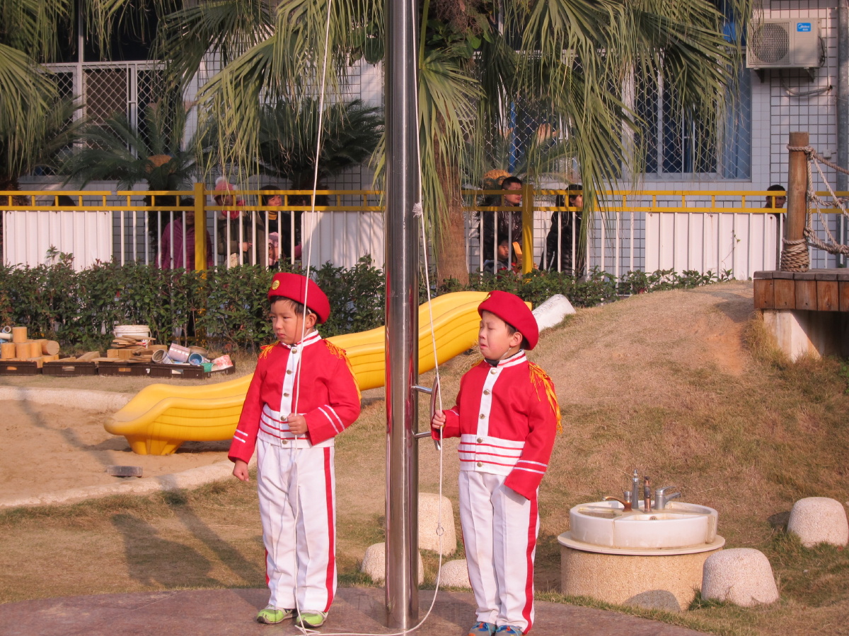 寒冷的冬天清晨,小朋友们聚集在一起,举行隆重