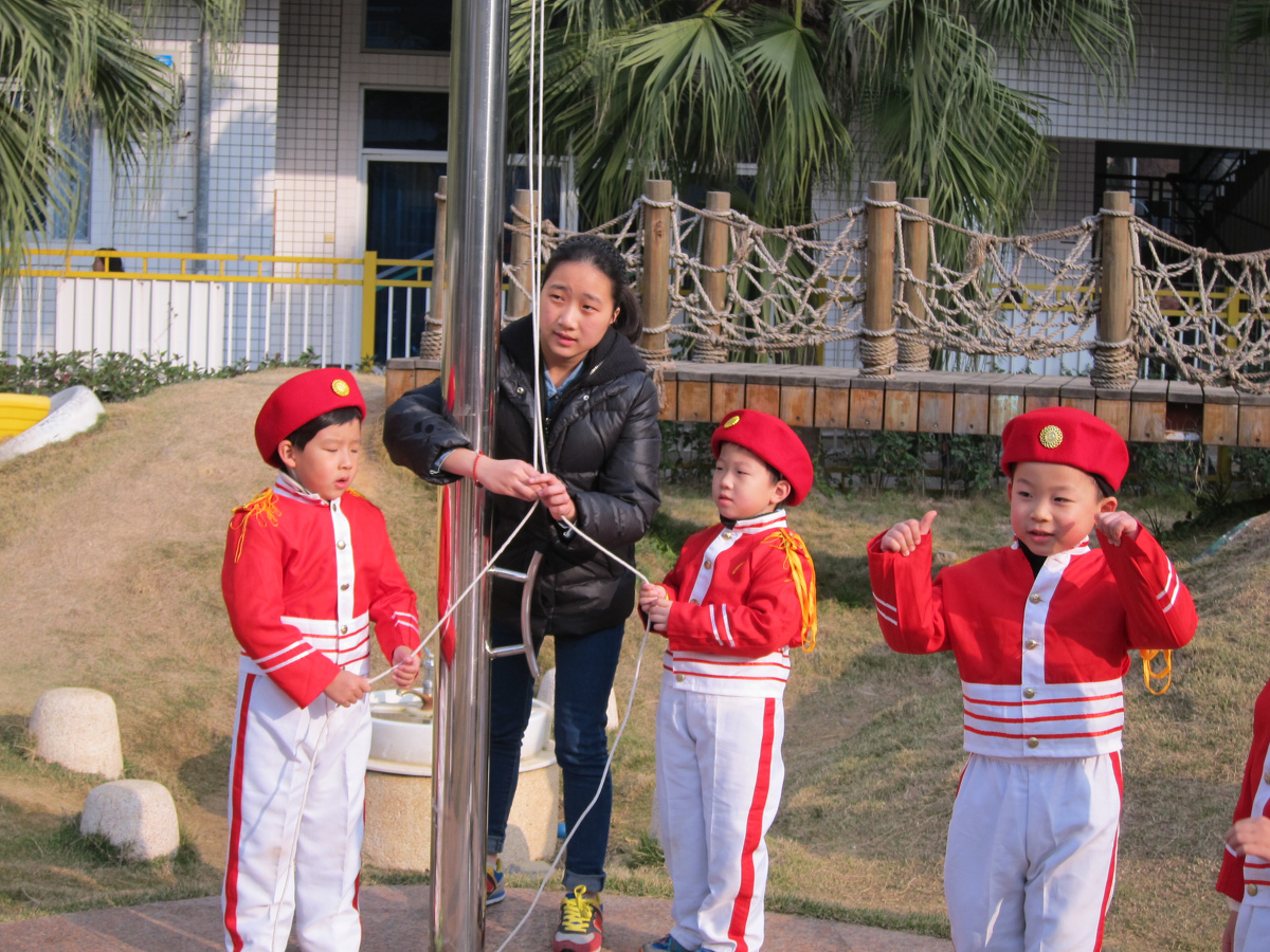 寒冷的冬天清晨,小朋友们聚集在一起,举行隆重