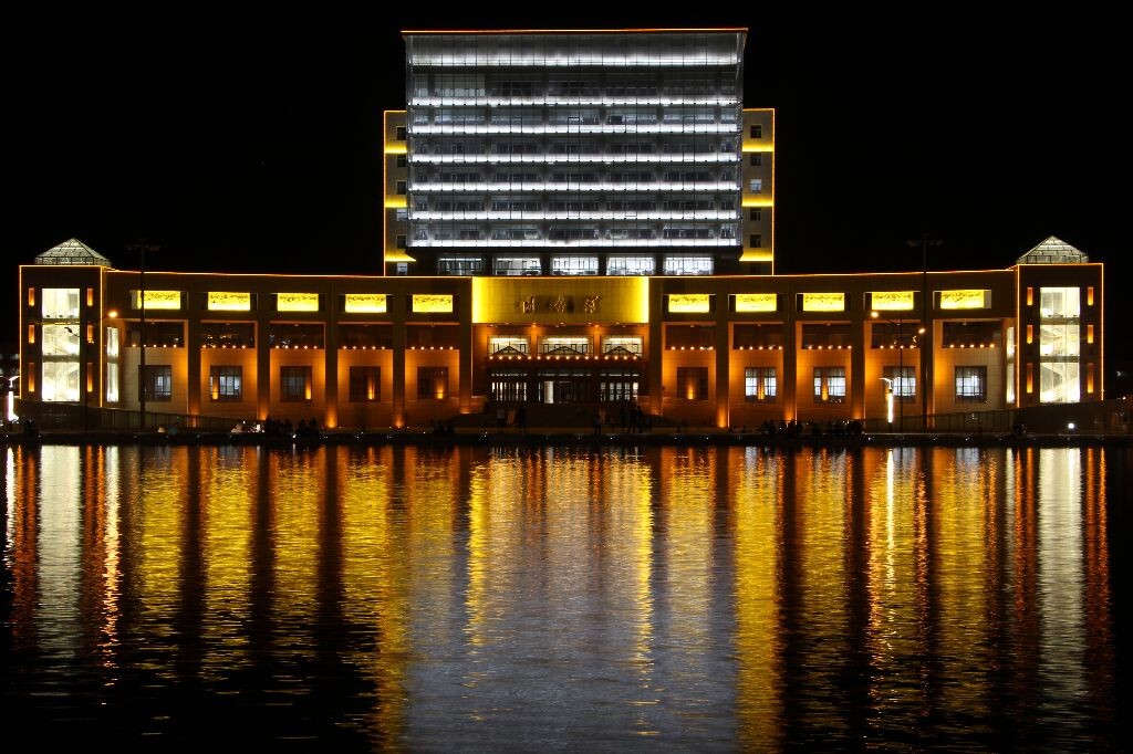 西北民族大学图书馆夜景