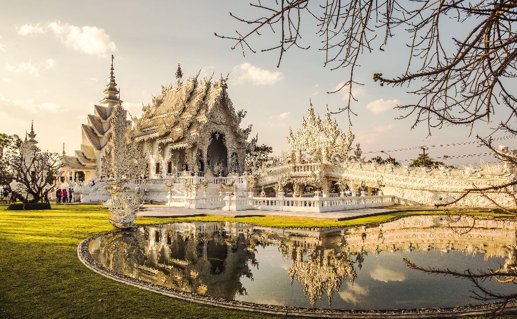 在泰国清莱的白庙(龙昆寺),由画家chalermchai设计.