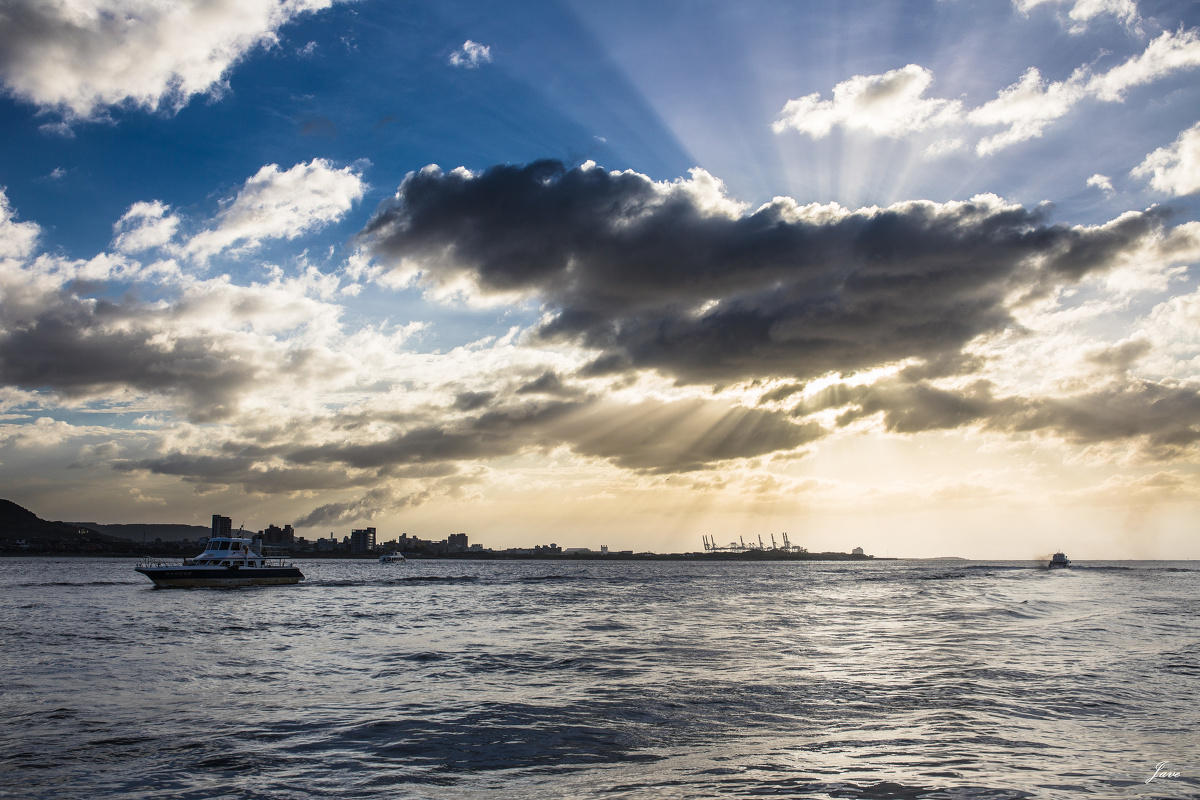 分,坐在淡水前往渔人码头的船上,看到了耶稣光