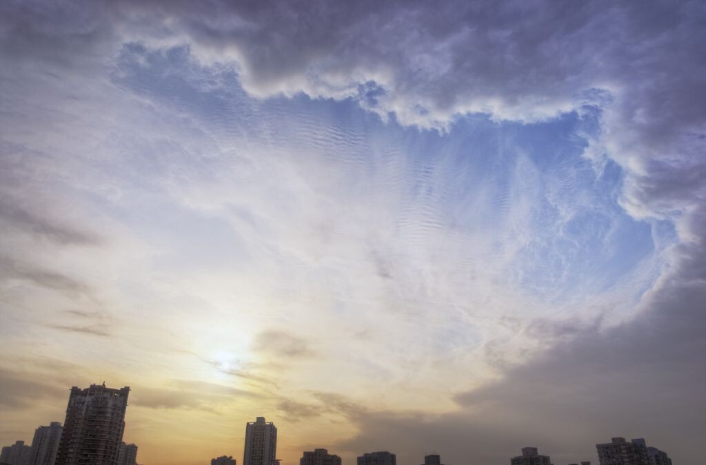 乌云散尽 太阳泄漏一点点线索 冬日难得一见的明朗天空 三张曝光hdr