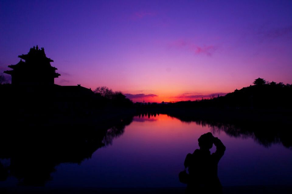 夕阳下美了剪影图片