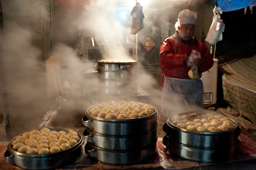 包子铺面案大厨每天都这样辛勤劳作。