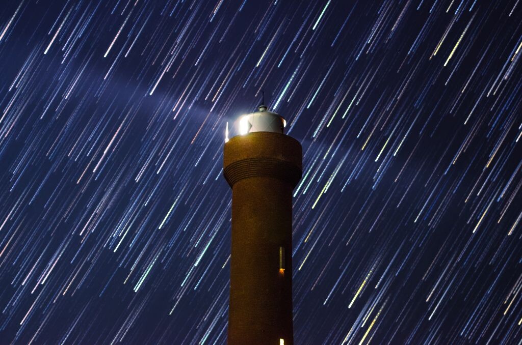 当流星划过灯塔,纵使时光飞逝,我也要用灯光为你指引方向.