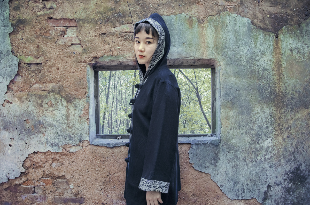 <em>窗前的</em>黑衣<em>女子</em>。 - 人像, 色彩 - 四月窗外的树