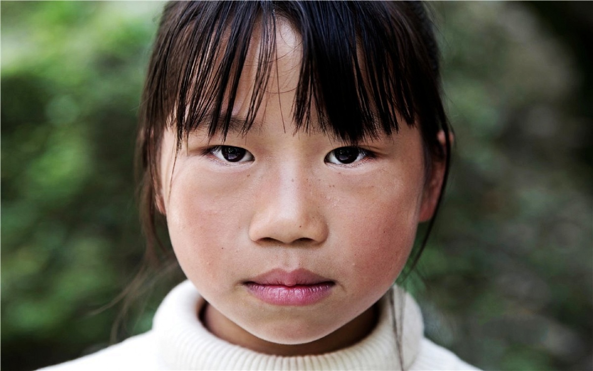 哥哥今年刚刚小学毕业,两个妹妹一个读二年级,一个读一年级.