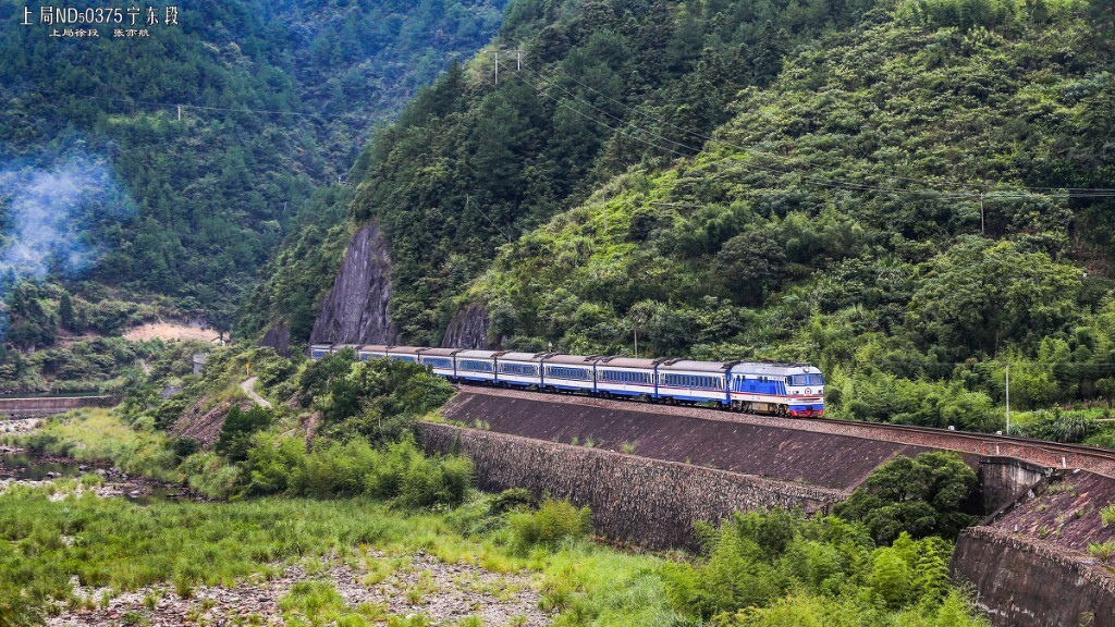 大山里的金温线,温州到上海的K5801次列车驶