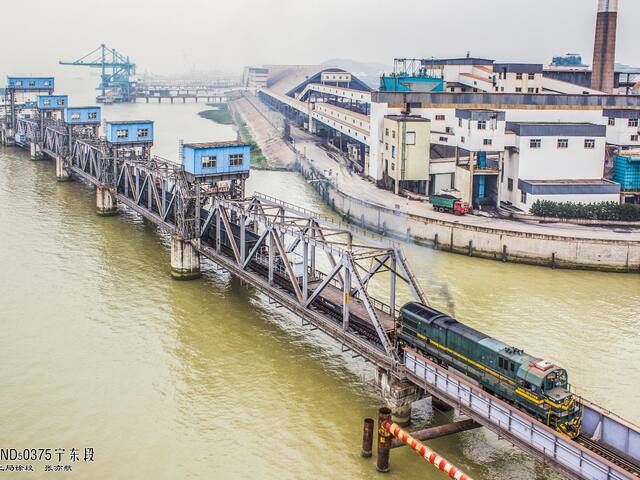 中国唯一的内河铁路轮渡——新长铁路靖江南站至江阴北站跨长江轮渡