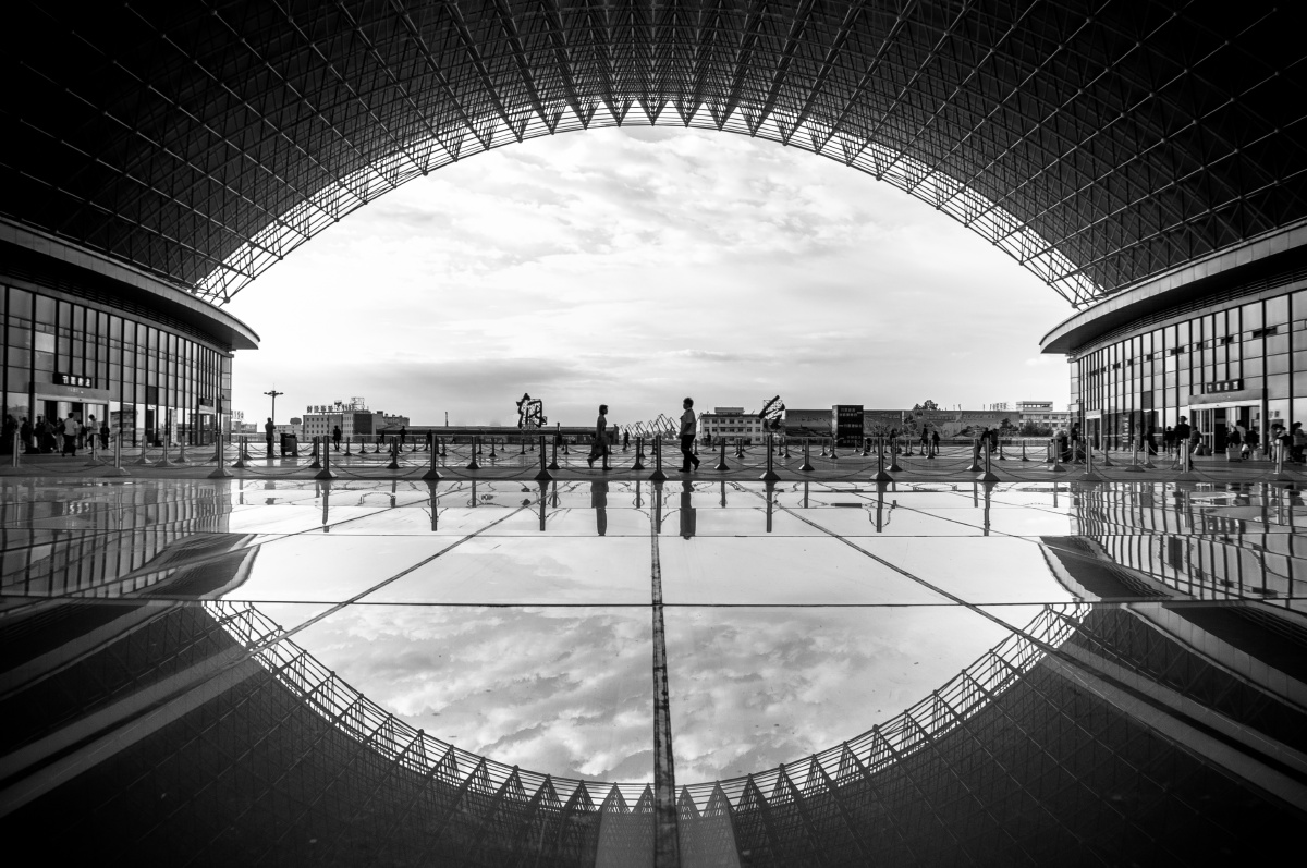 烟台站 - 黑白, 烟台, 火车站, 镜面, 对称, 剪影, 人, 建筑, 《摄影旅游》12月杂志月赛:换一座城市 - Envision_Johnney - 图虫摄影网