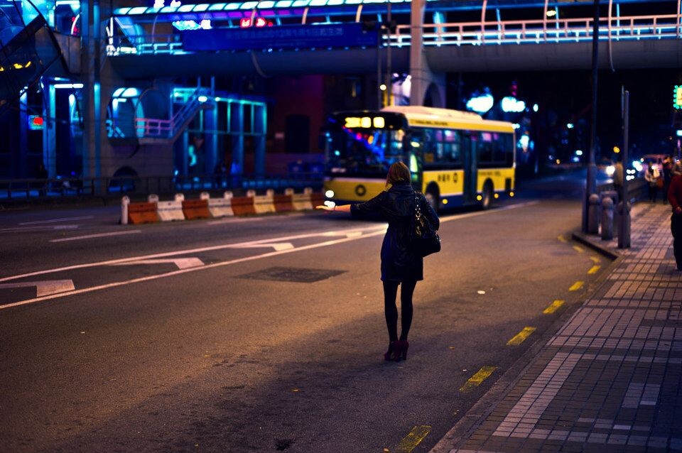 澳门.夜路边打车的女子