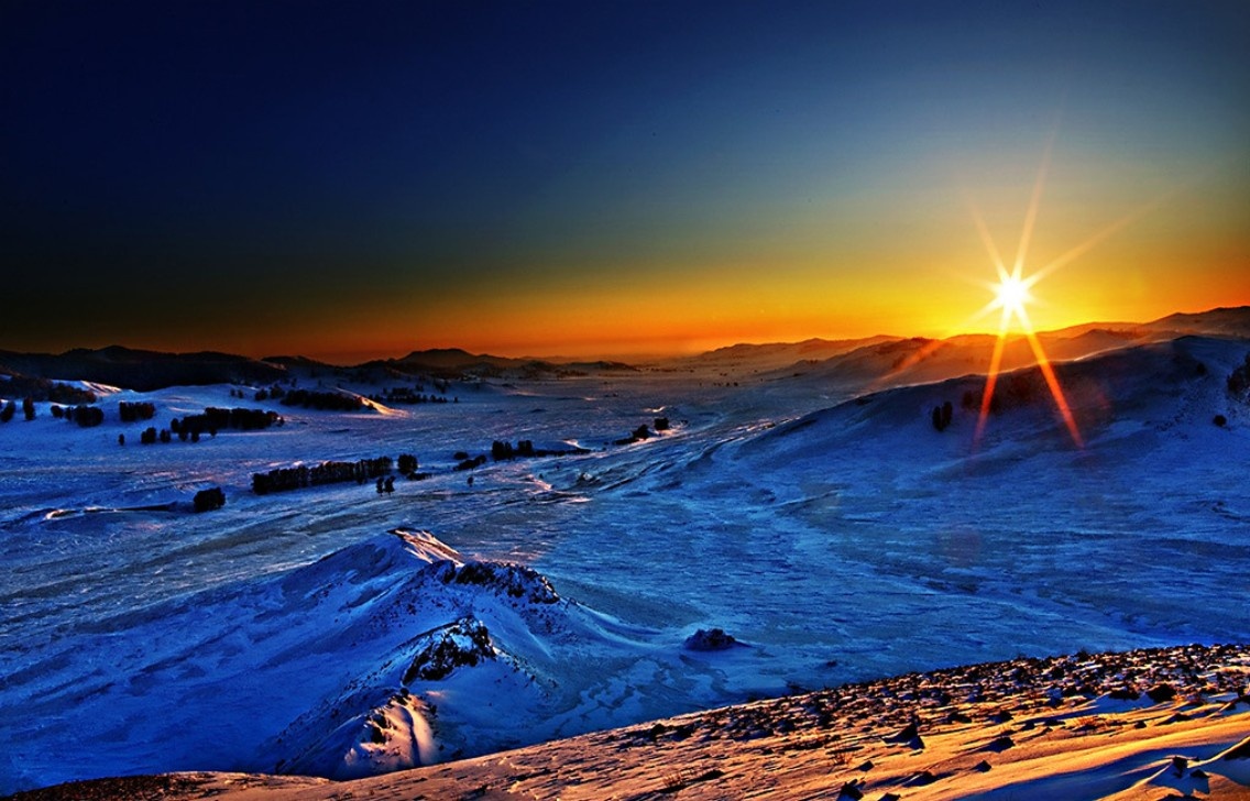 大地银装素裹白雪皑皑看到此景想起童年每到冬天大雪时就会和小伙伴在