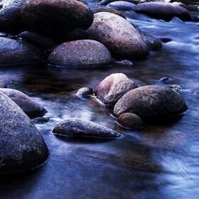 溪水顽石