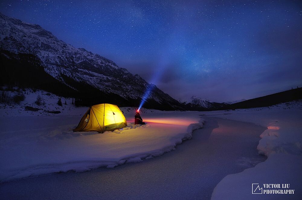 这是我在一个寒冬的夜晚,在落基山野外的快照,我跨过了结冻的河流,在