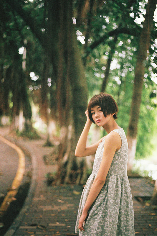 探索胶片之美：Iwakura Shiori的人像摄影艺术(图1)