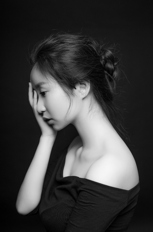 他让我哭红了眼框,却要我笑着原谅 - 黑白, 人像