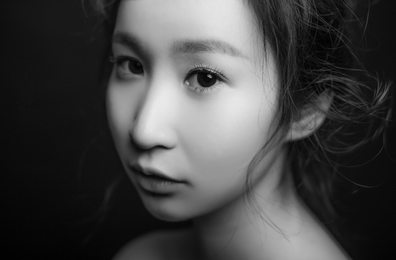 他让我哭红了眼框,却要我笑着原谅 - 黑白, 人像